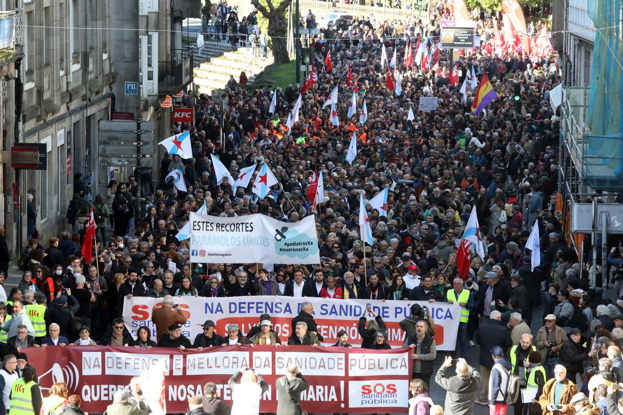 Pancartas arriba por una sanidad pública a la altura de los gallegos