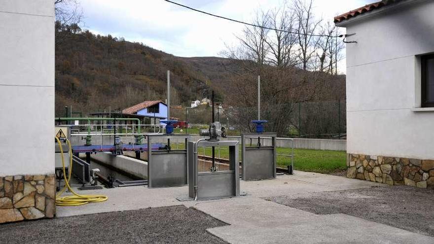 La estación de tratamiento de agua de Entralgo, en Laviana.