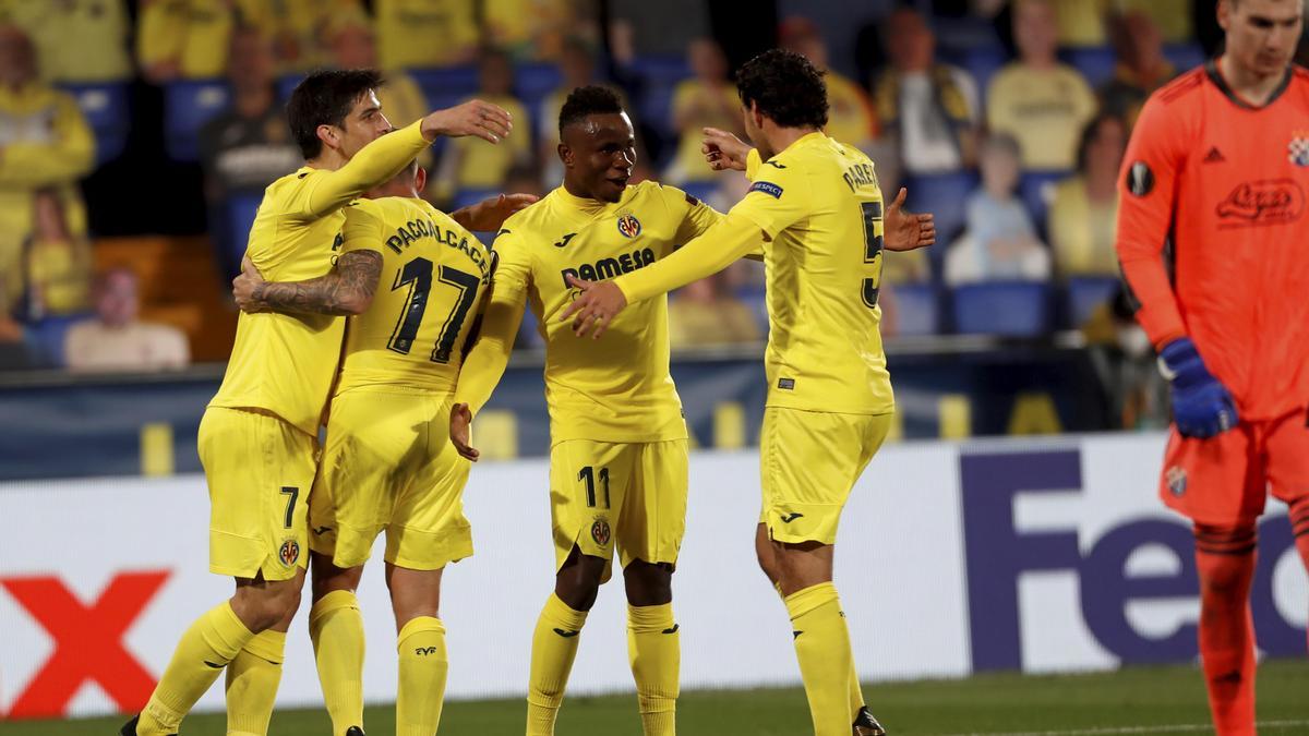 Los jugadores del Villarreal CF celebran el triunfo ante el Dinamo de Zagreb.