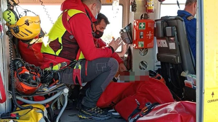 Los rescatadores atienden a la excursionista accidentada en el helicóptero