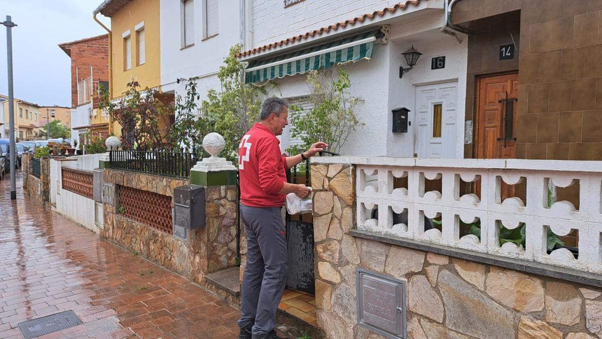 La Creu Roja repartiendo comida a domicilio en Palamós