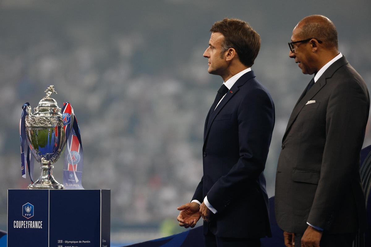 Emmanuel Macron, presidente de Francia, y Philippe Diallo, presidente de la Federación Francesa de Fútbol, junto al trofeo de la Copa de Francia