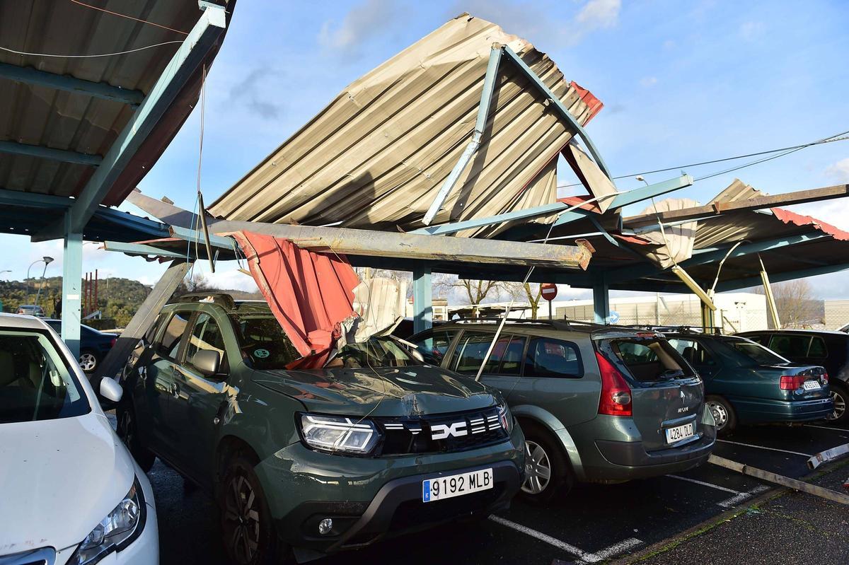 Fotogalería | Un tornado arrasa la zona del aparcamiento del hospital Virgen del Puerto de Plasencia
