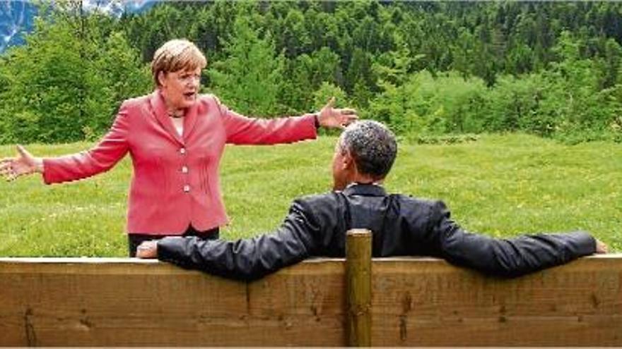 Una Merkel molt gesticulant parla amb Barack Obama en un descans de la cimera del G-7 a Elmau (Alemanya).