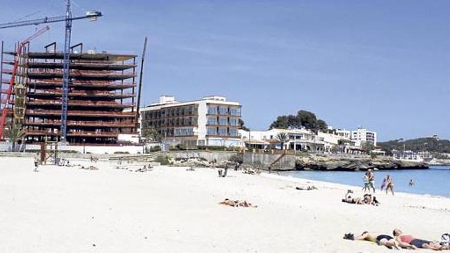 Sonnenbad mit Baustelle: Am Strand von Son Moll steht nun statt einer Bauruine ein neuer Rohbau