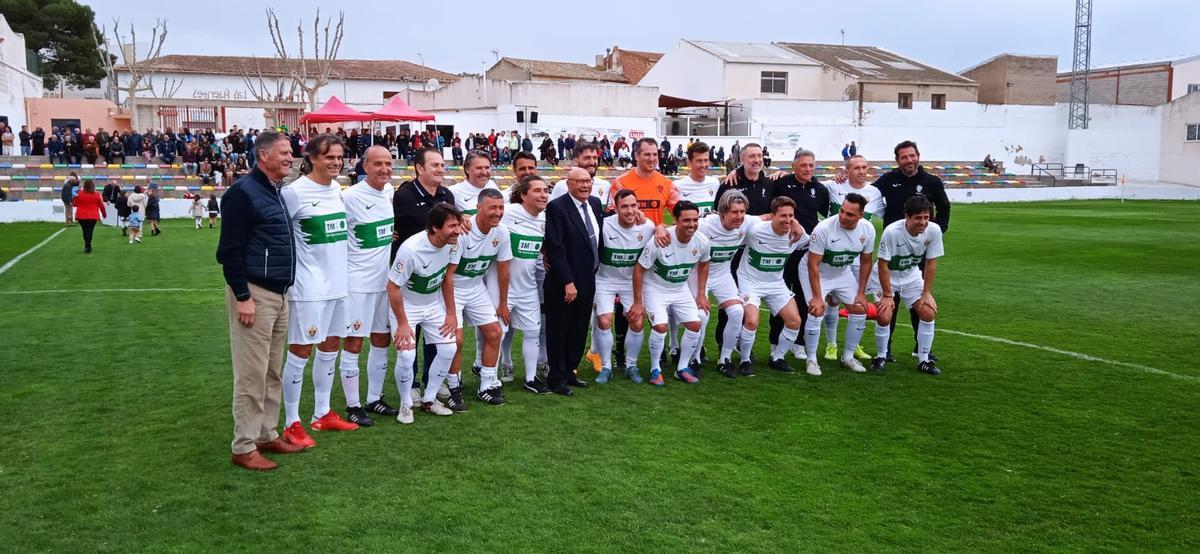 El homenajeado Ernesto Mira posa con el equipo de veteranos del Elche