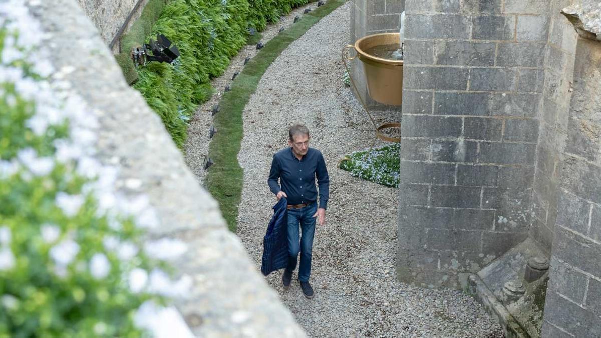 Jordi Albà dentro del foso del ábside de la Catedral