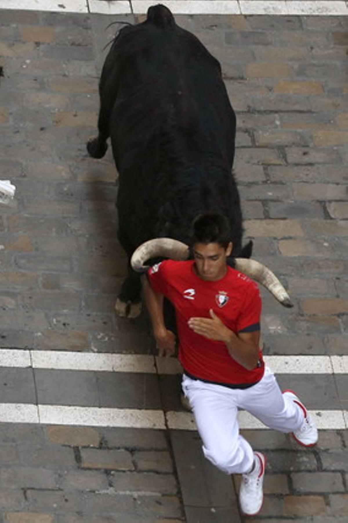 Un mosso en dificultats davant un dels toros de la ramaderia salmantina de Valdefresno.