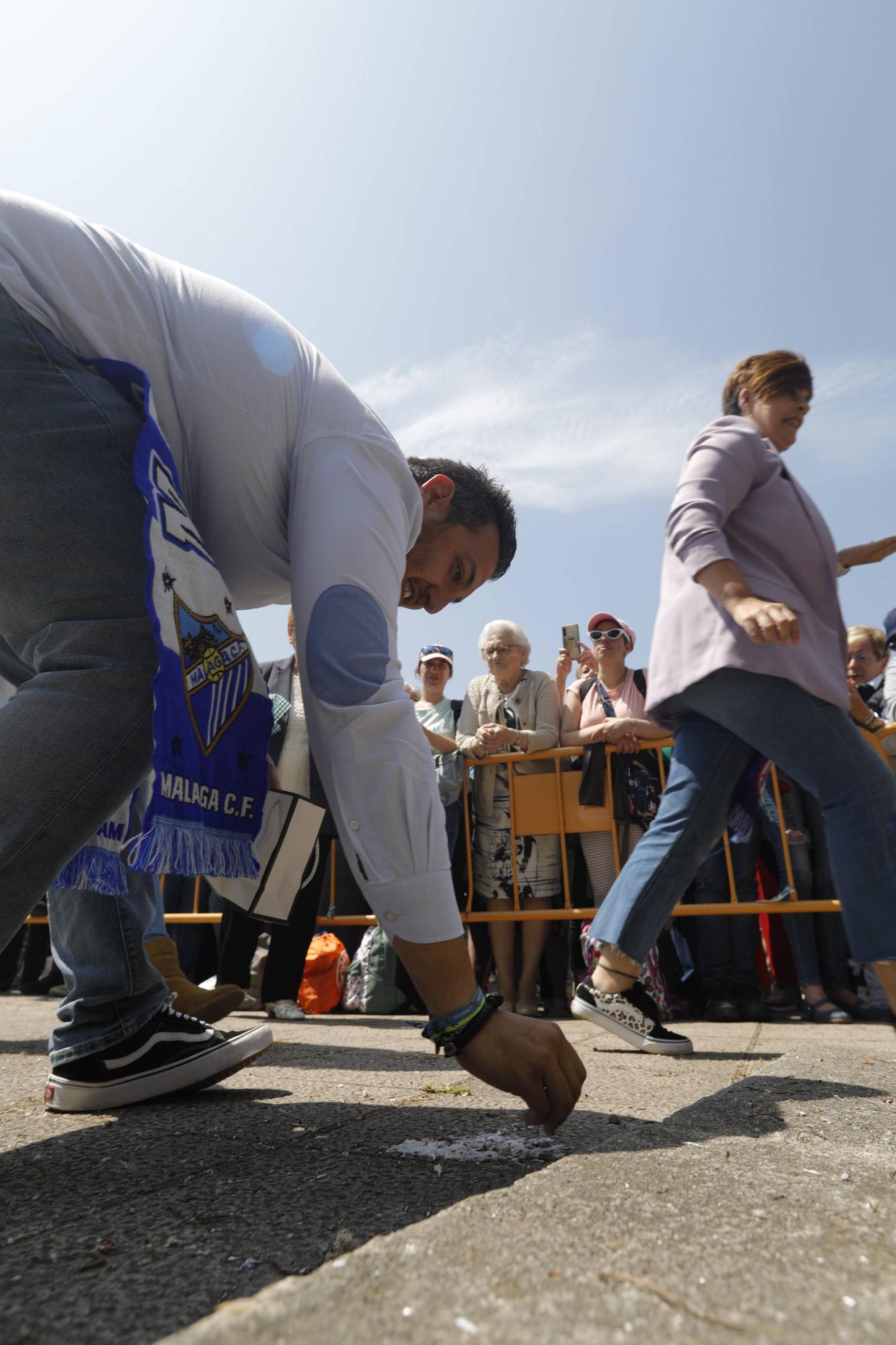 En imágenes: Tradicional rito del beso en la ermita de La Luz de Avilés