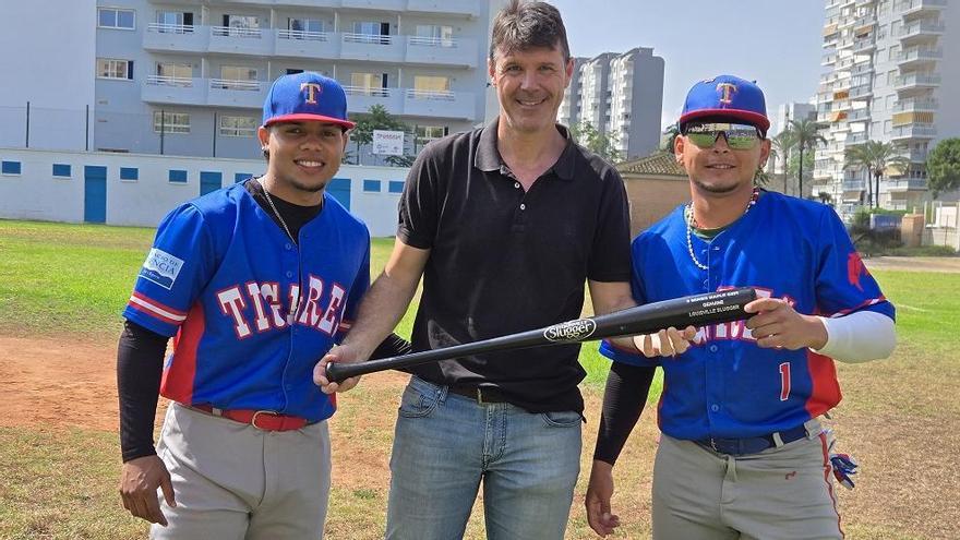 El concejal Naveiro realizó el saque de honor y fue obsequiado con un bate de competición