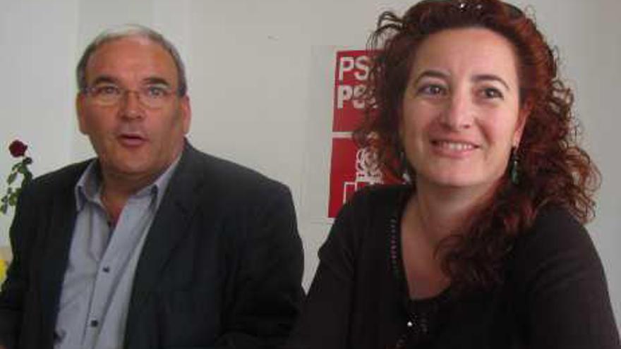Ángel Sáez y Fanny Serrano, ediles del PSOE, ayer.