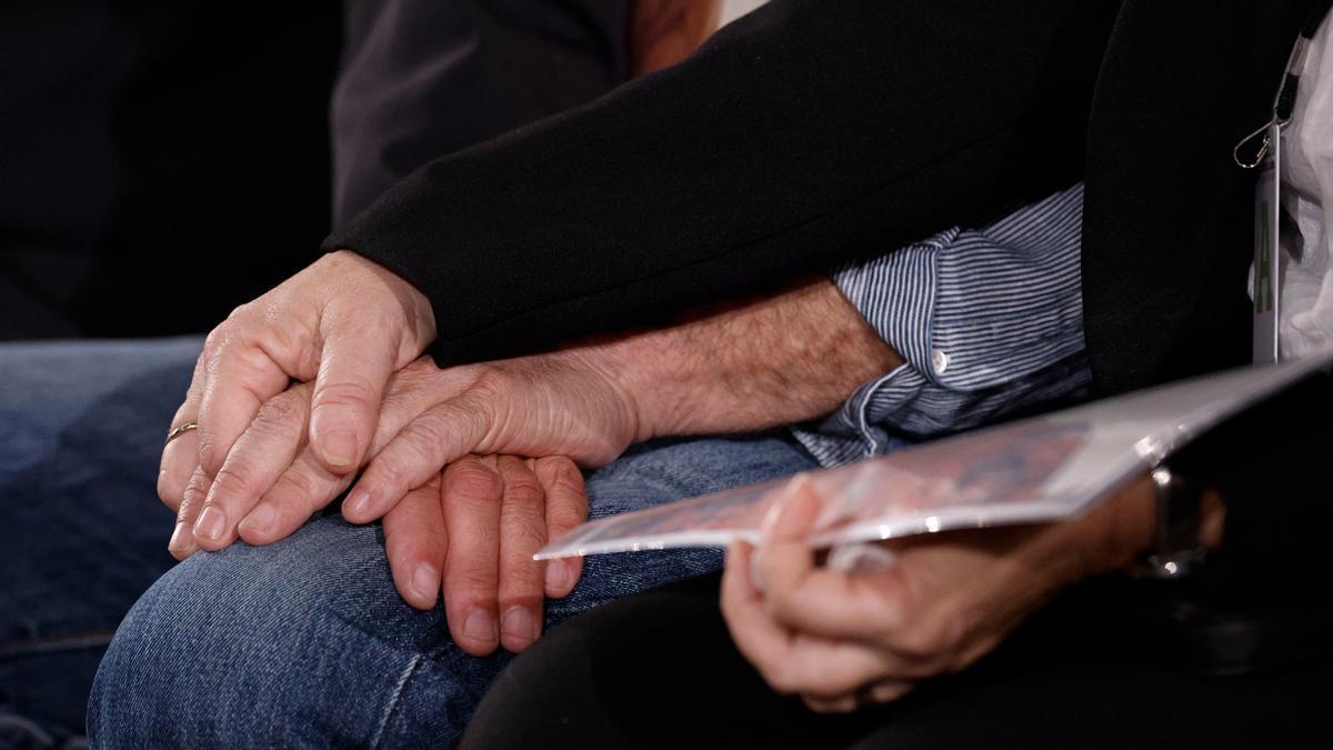 Varias persoas agárranse as mans no funeral de Estado polas vítimas da dana de Valencia.