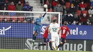 Sergio Herrera despeja un balón en el Osasuna - Elche disputado en El Sadar y que terminó con empate a uno