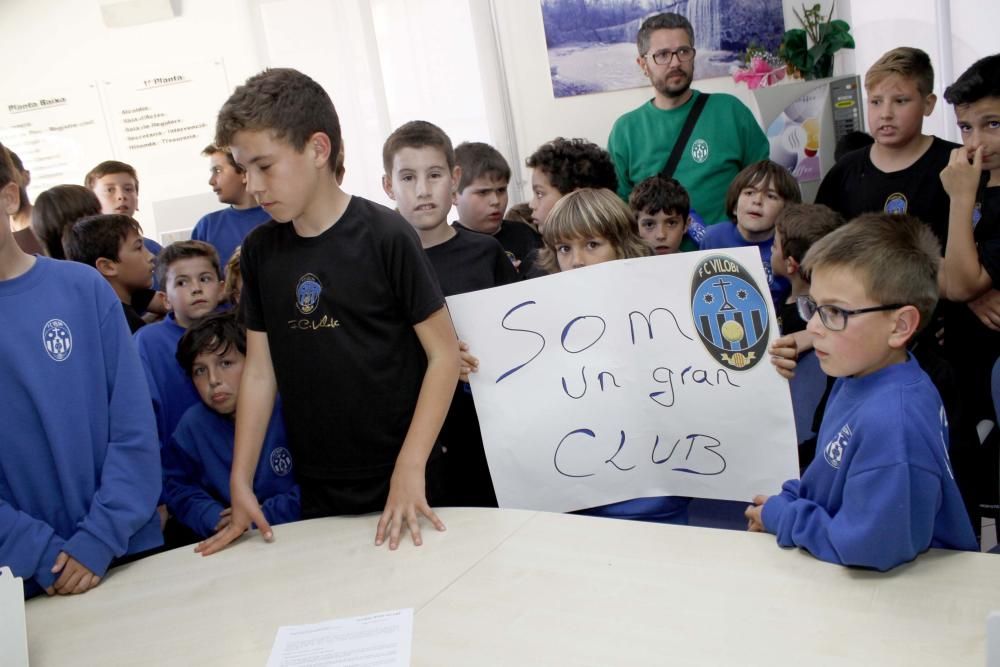 Protesta a Vilobí contra la unió dels dos clubs de futbol