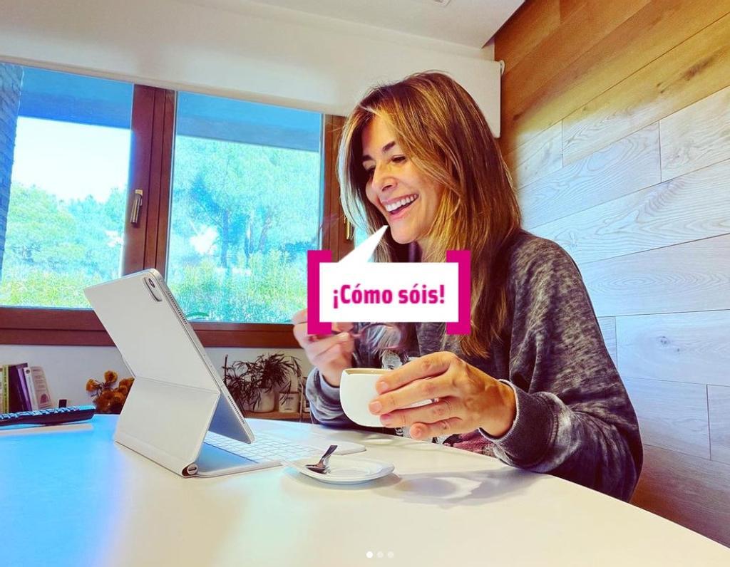 Nuria Roca tomando café