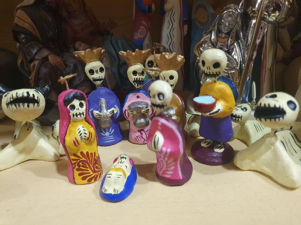 Belén con las típicas calaveras mexicanas