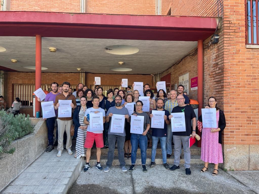 Cientos de profesores protestan en los centros educativos por el "caos" en las adjudicaciones docentes
