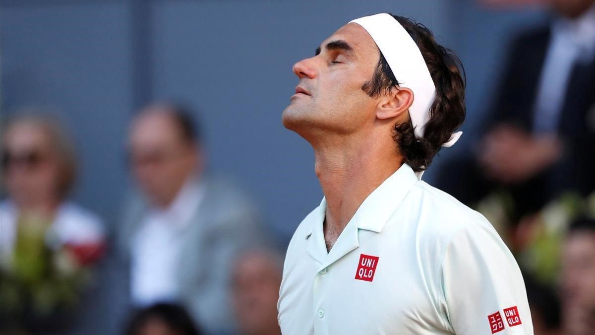 Federer se lamenta tras perder un punto contra Thiem.