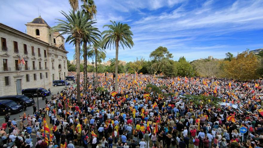 Miles de personas en la manifestación contra el pacto del PSOE y Junts en València