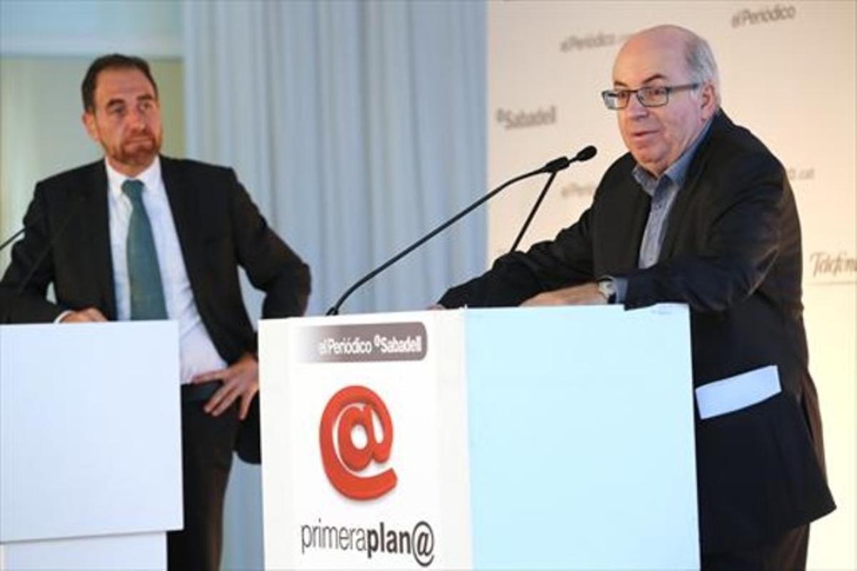 Jordi Camí (dreta) i Enric Hernàndez, director d’EL PERIÓDICO, ahir.