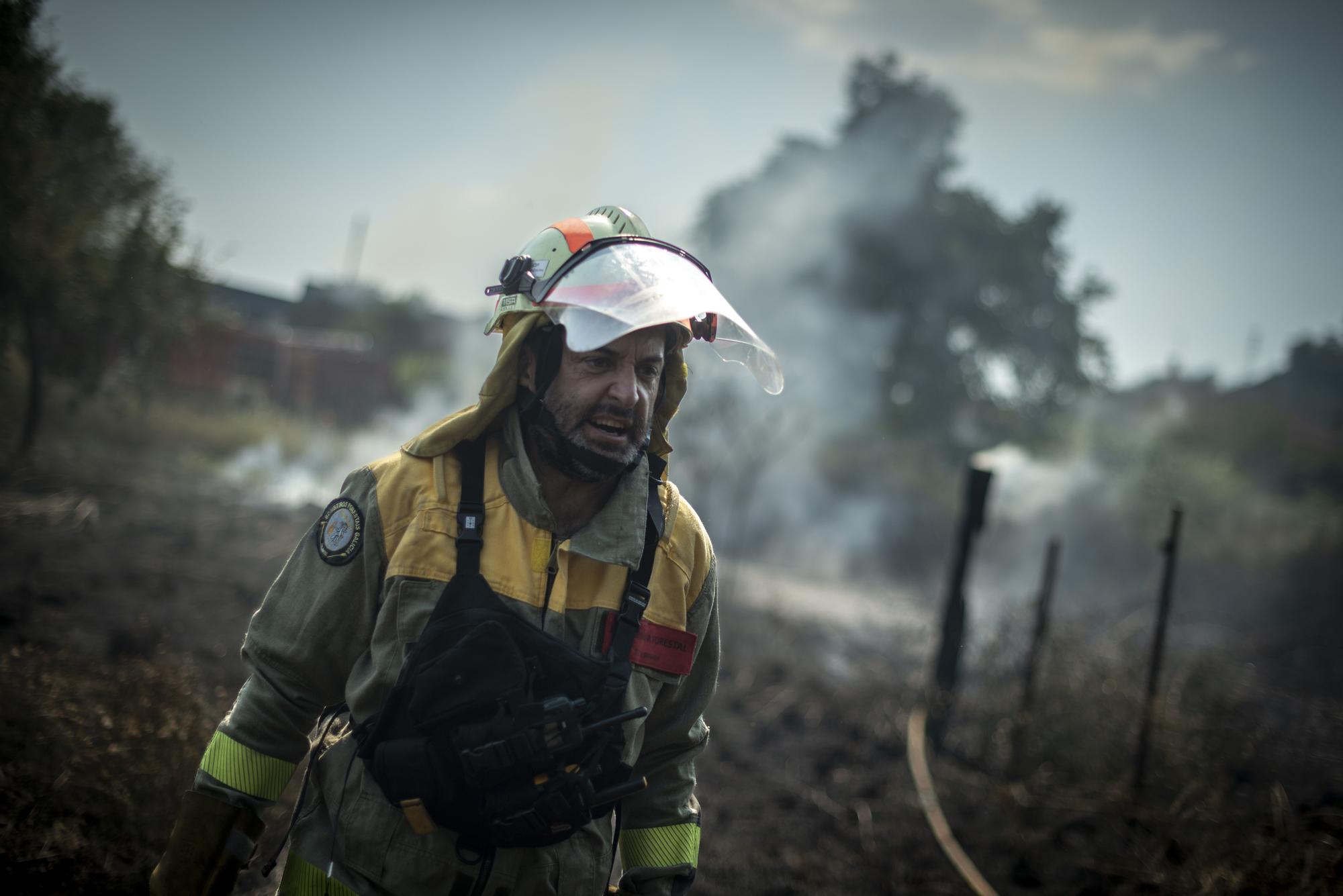 Bombero forestal en un incendio forestal declarado a las afueras de la ciudad de Ourense.