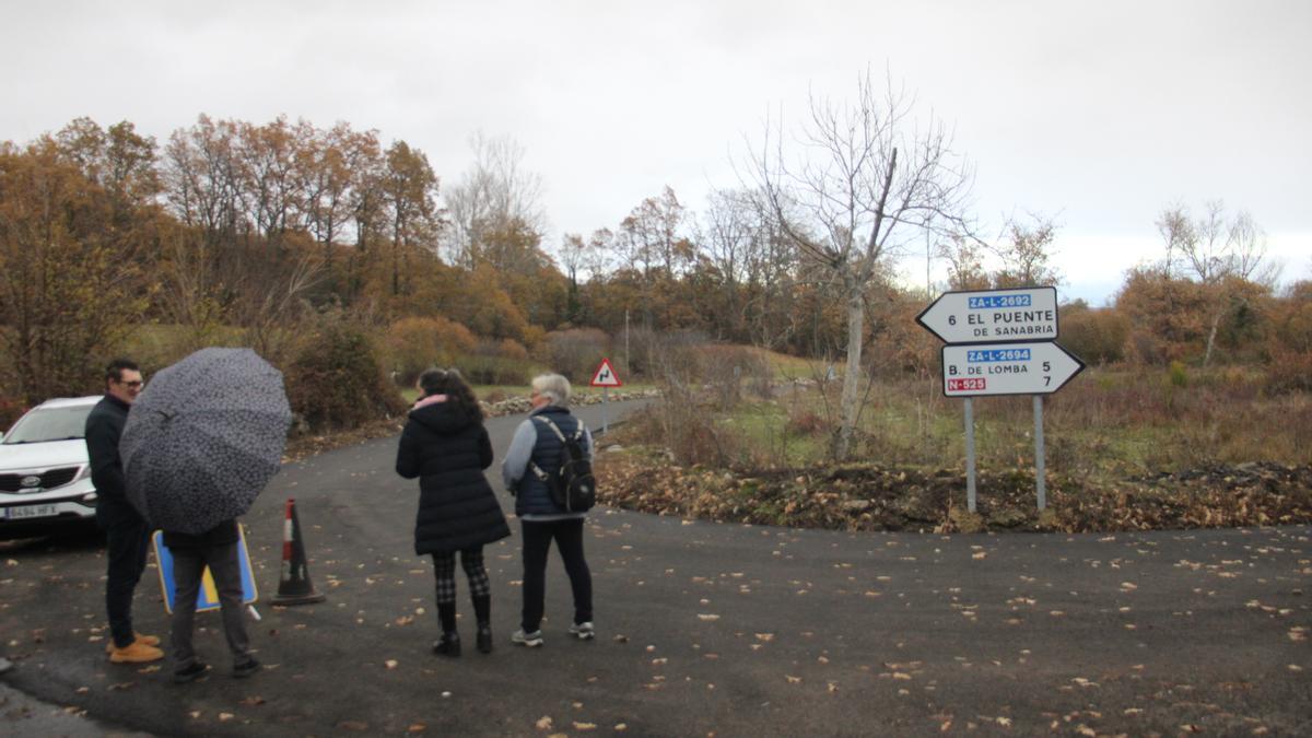 Vecinos en el cruce de la carretera de Limianos