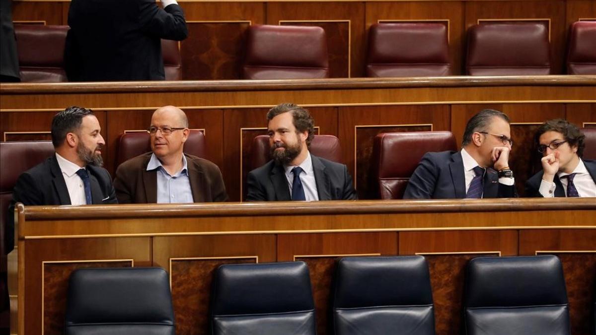 Santiago Abascal conversa con José Zaragoza en los escaños del Congreso