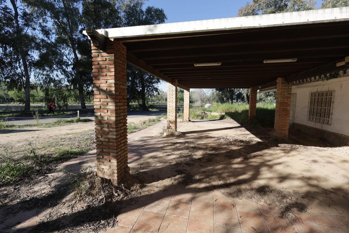 El bar de la Xopera, aún cerrado, era centro de reunión de vecinos y familias, especialmente en Pascua.