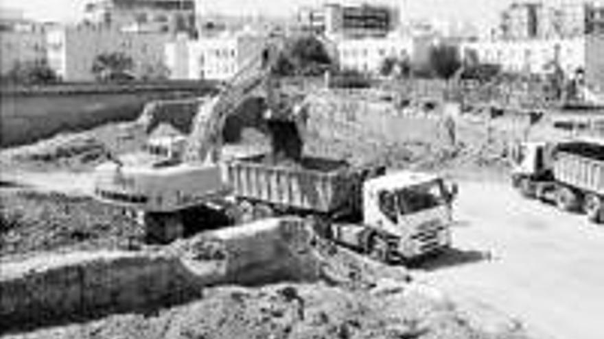 La obra del párking de Menacho saca a la luz el resto de la muralla del baluarte