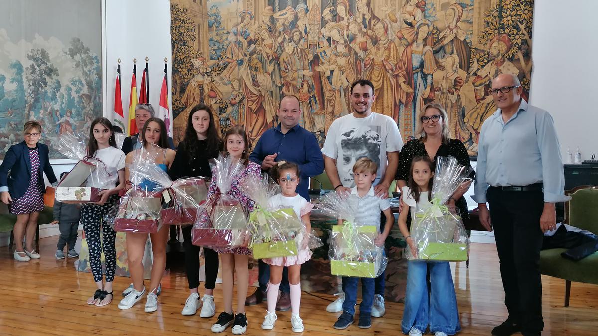 Los ganadores de los concursos escolares posan con los alcaldes de Toro, Condom y Magallón