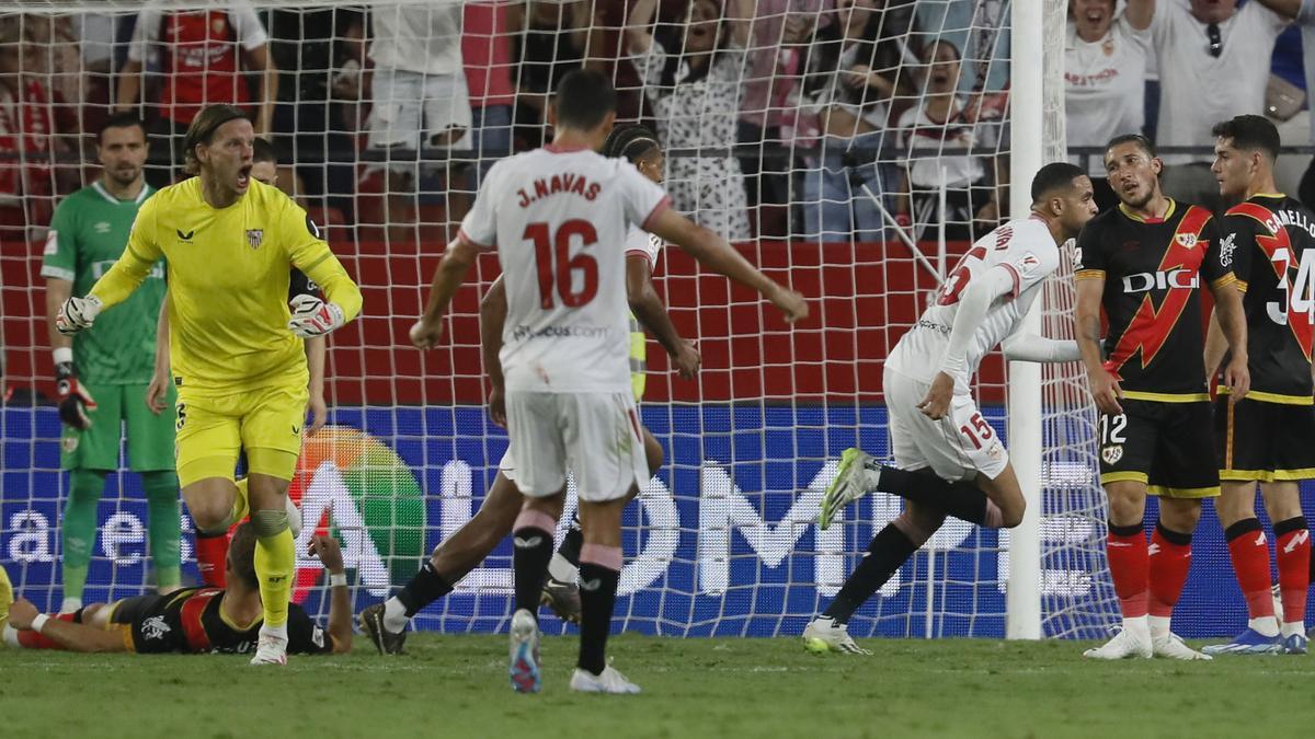 En-Nesyri salva un punto para el Sevilla en la última jugada del partido contra el Rayo.