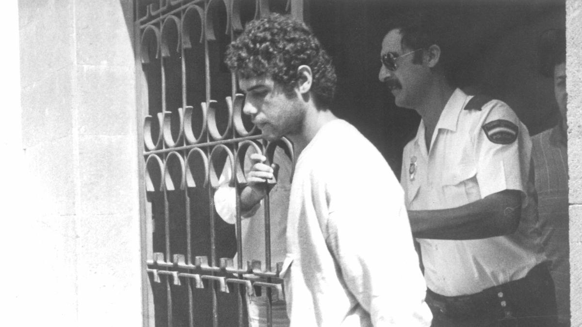 'El Gordo', uno de los violadores de Telde condenado por dos agresiones con robo en la ciudad, escoltado por los agentes en su detención.