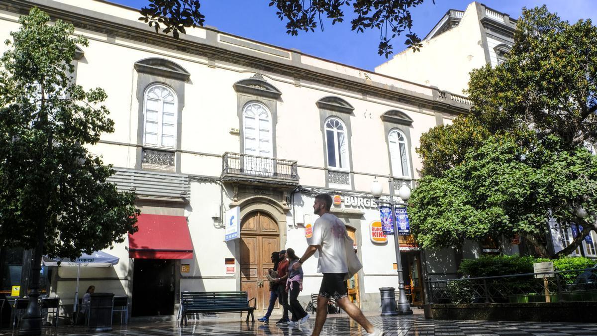 Fachada de algunas de las propiedades, frente a la Plaza de Las Ranas