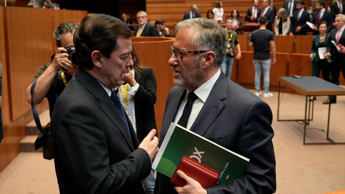 Alfonso Fernández Mañueco y Carlos Pollán conversan al término del pleno.