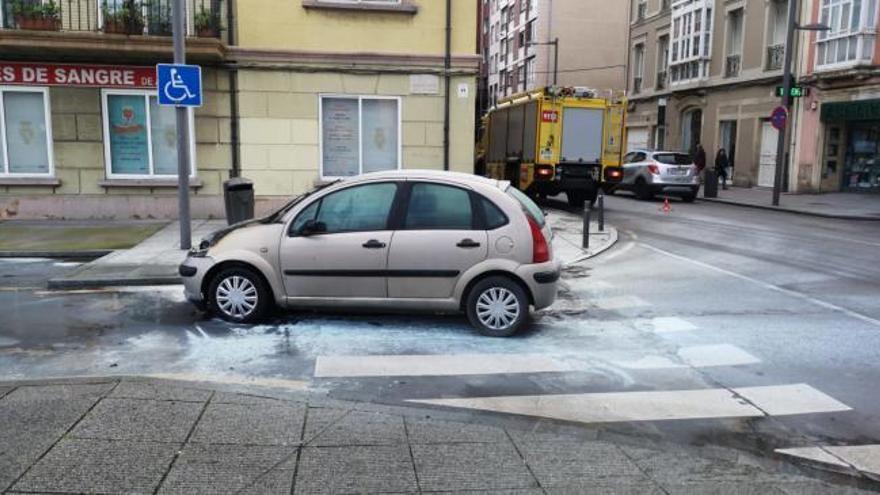 Expectación en Avilés por un vehículo que fue pasto de las llamas