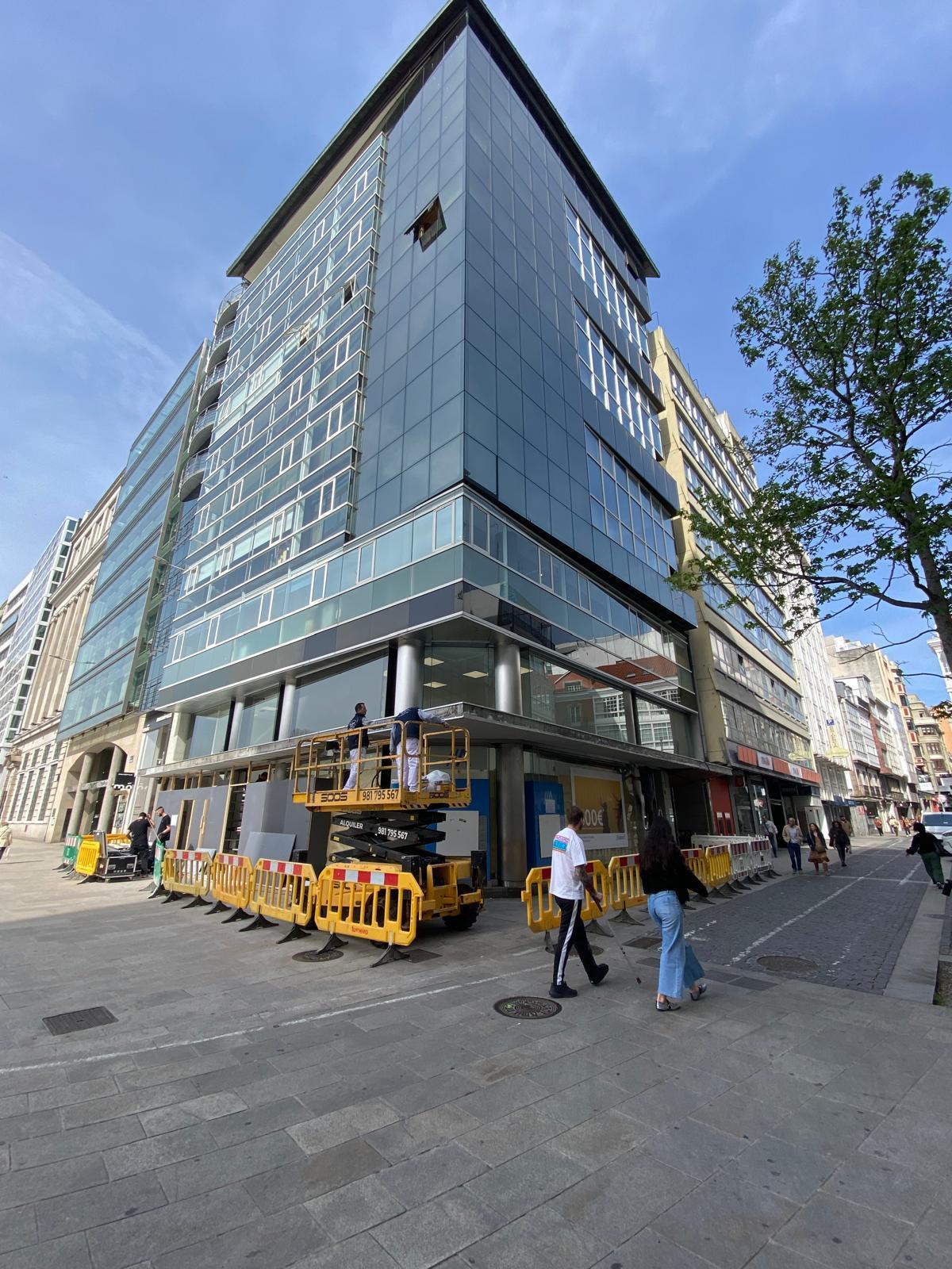 La oficina de Abanca junto al Obelisco, en la esquina de Rúa Nueva con el Cantón Grande de A Coruña, cerrada por obras.