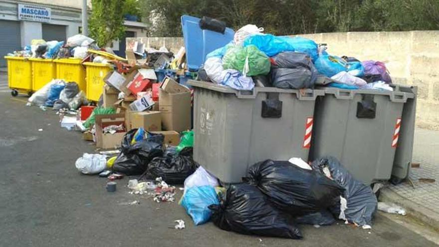 Basuras amontonadas junto a los contenedores de Manacor.