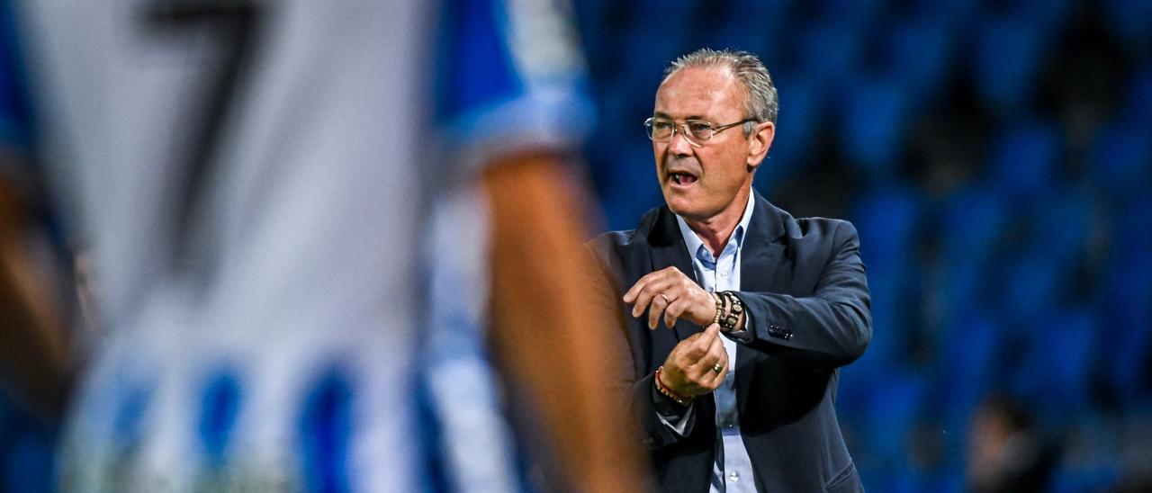 Juan Ignacio Martínez, en San Sebastián, en el que fue su último partido como entrenador del Real Zaragoza.