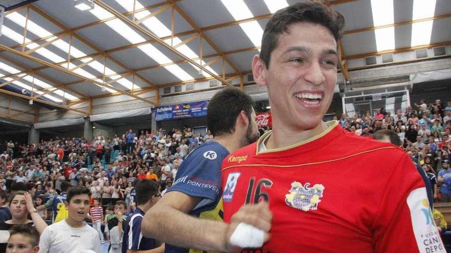 Pedro Hermones celebra la permanencia del Frigoríficos tras ganar al Bidasoa. // Santos Álvarez