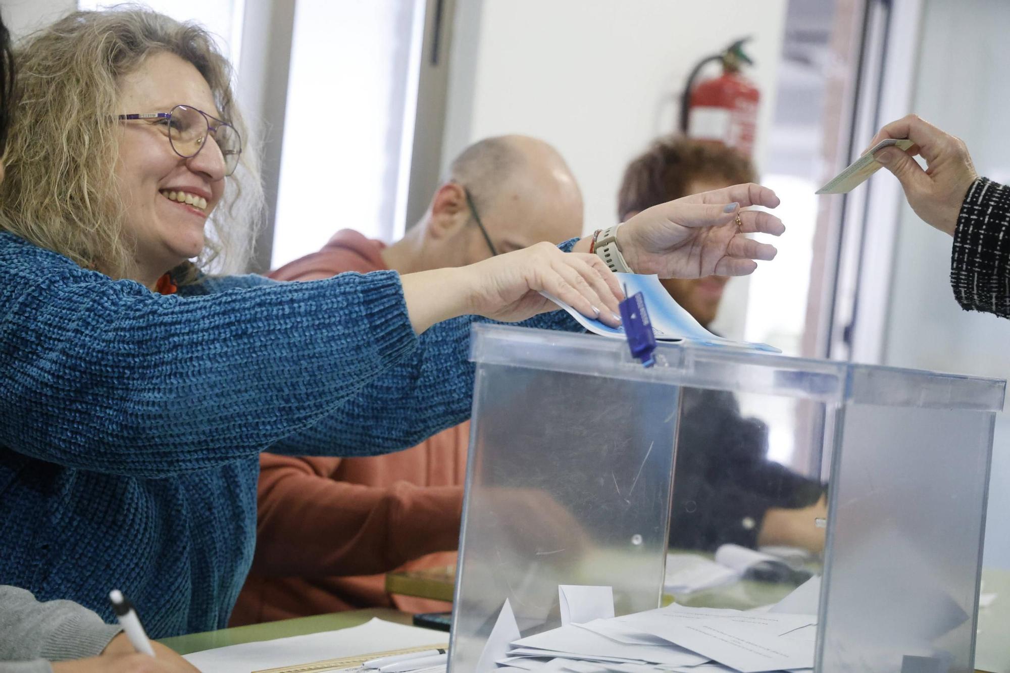 Así transcurre una jornada electoral clave en Santiago