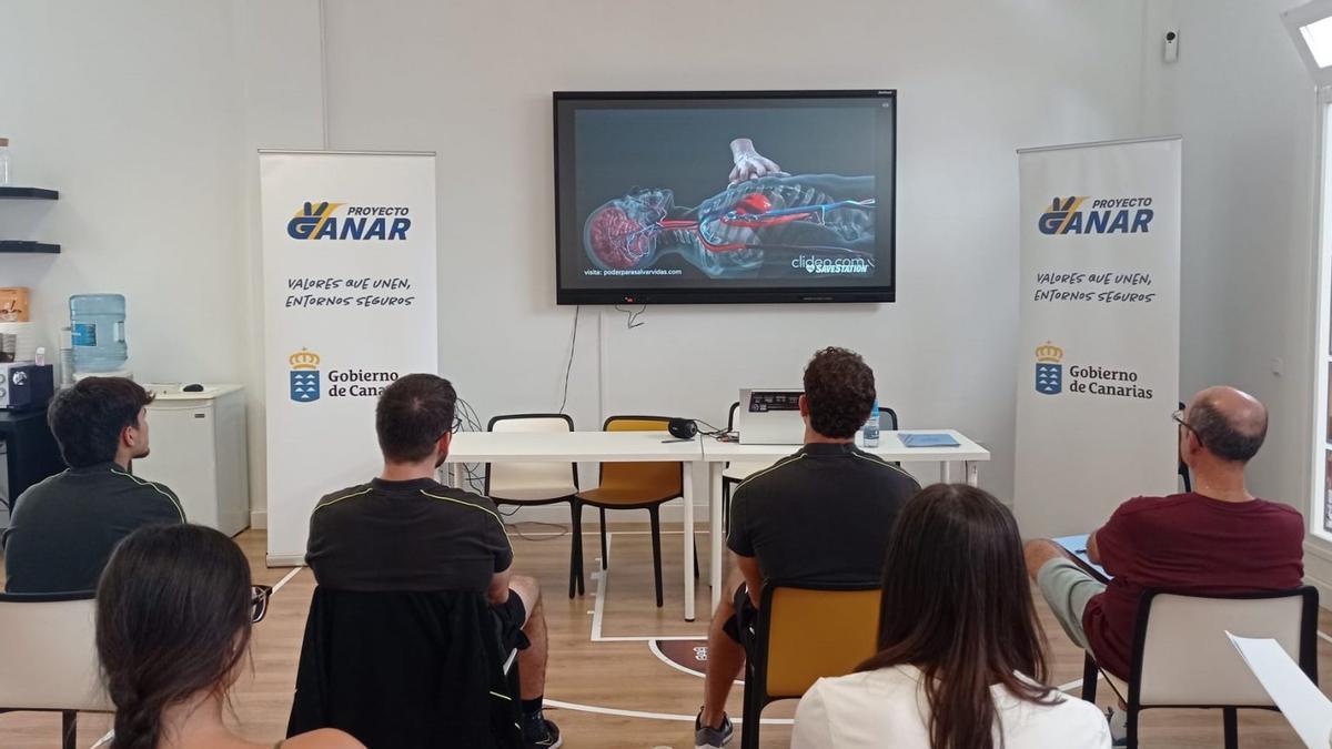 Sanidad y Educación forman a árbitros de diferentes deportes en Canarias en primeros auxilios