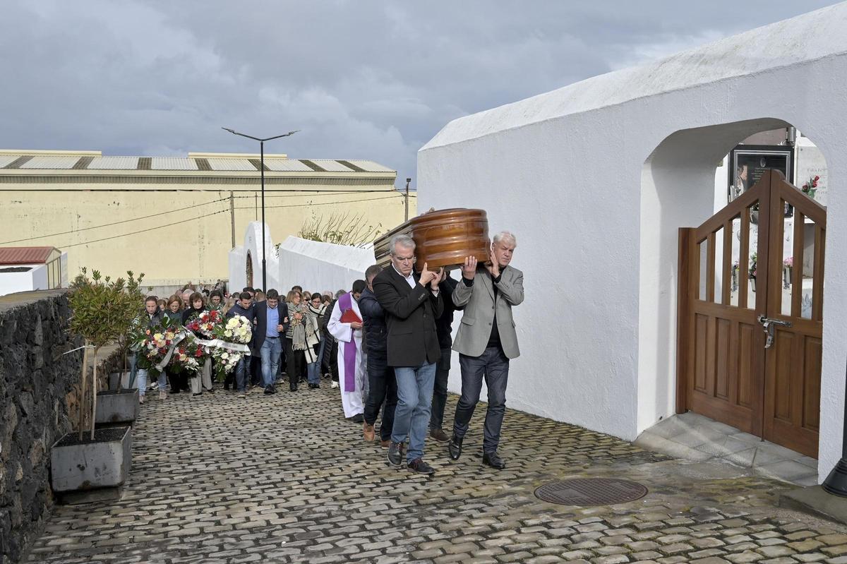 Los restos mortales del expresidente del Cabildo de El Hierro son trasladados por sus amigos y compañeros de partido.