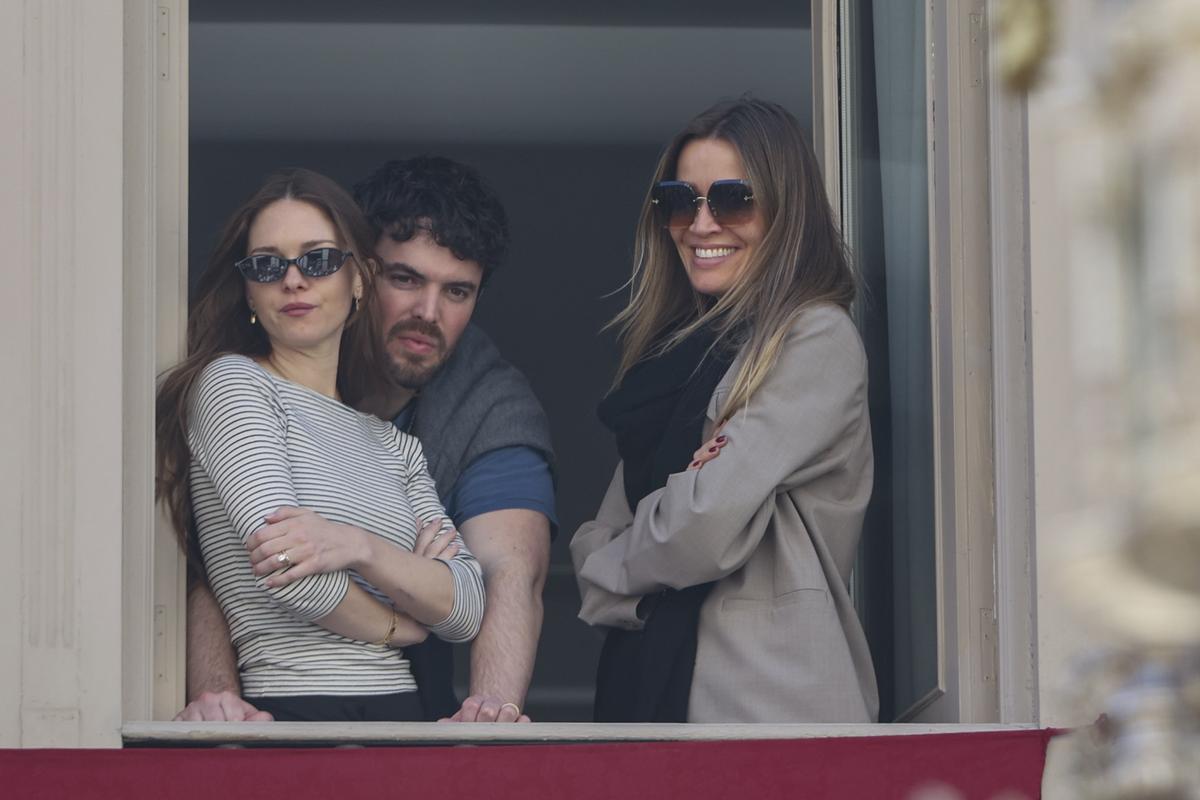 Stella del Carmen, su marido, y Nicole Kimpel, en Málaga acompañando a Antonio Banderas en Semana Santa