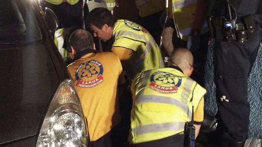 Miembros del Samur atienden al varón de 35 años herido en una pelea.