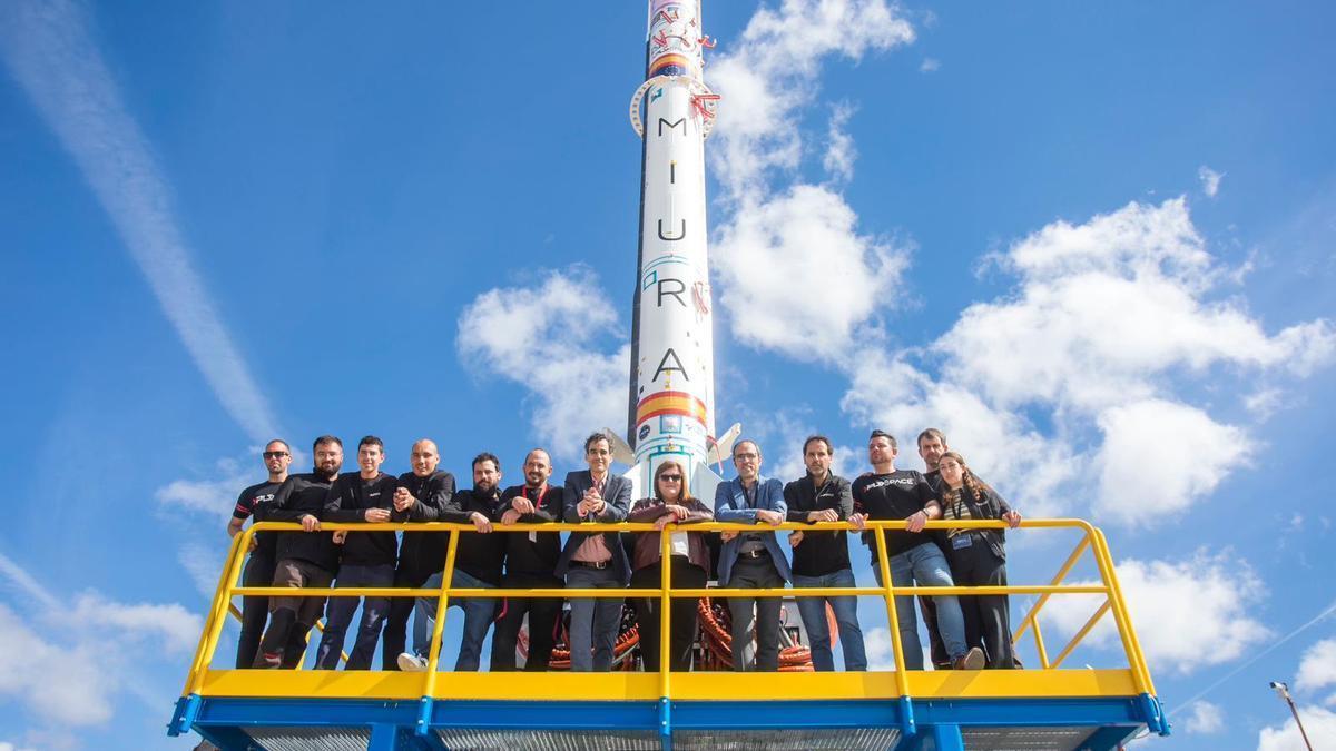 Parte del equipo de PLD Space junto al MIURA 1 que se enviará al espacio.