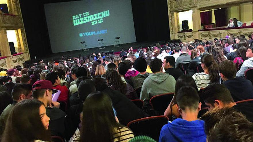 Público en el teatro Guimerá, el pasado sábado, antes de comenzar el espectáculo del &#039;youtuber&#039; Wismichu.