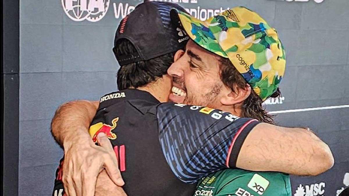 El abrazo de Checo y Alonso tras la carrera de Brasil