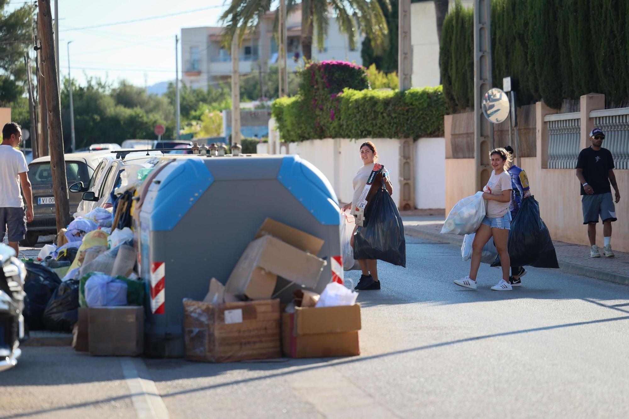 Todas las imágenes de la basura acumulada en zonas turísticas por la huelga en Ibiza