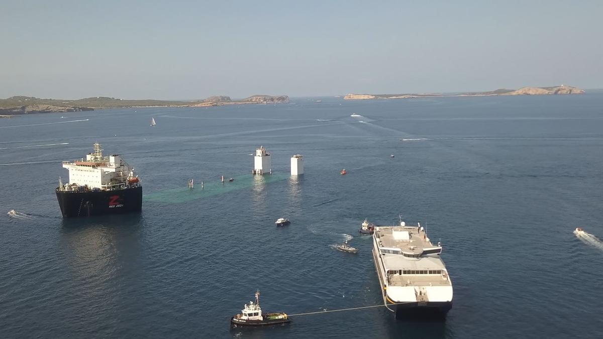 El carguero 'Red Zed 1' libera los buques de Trasmapi en la bahía de Sant Antoni