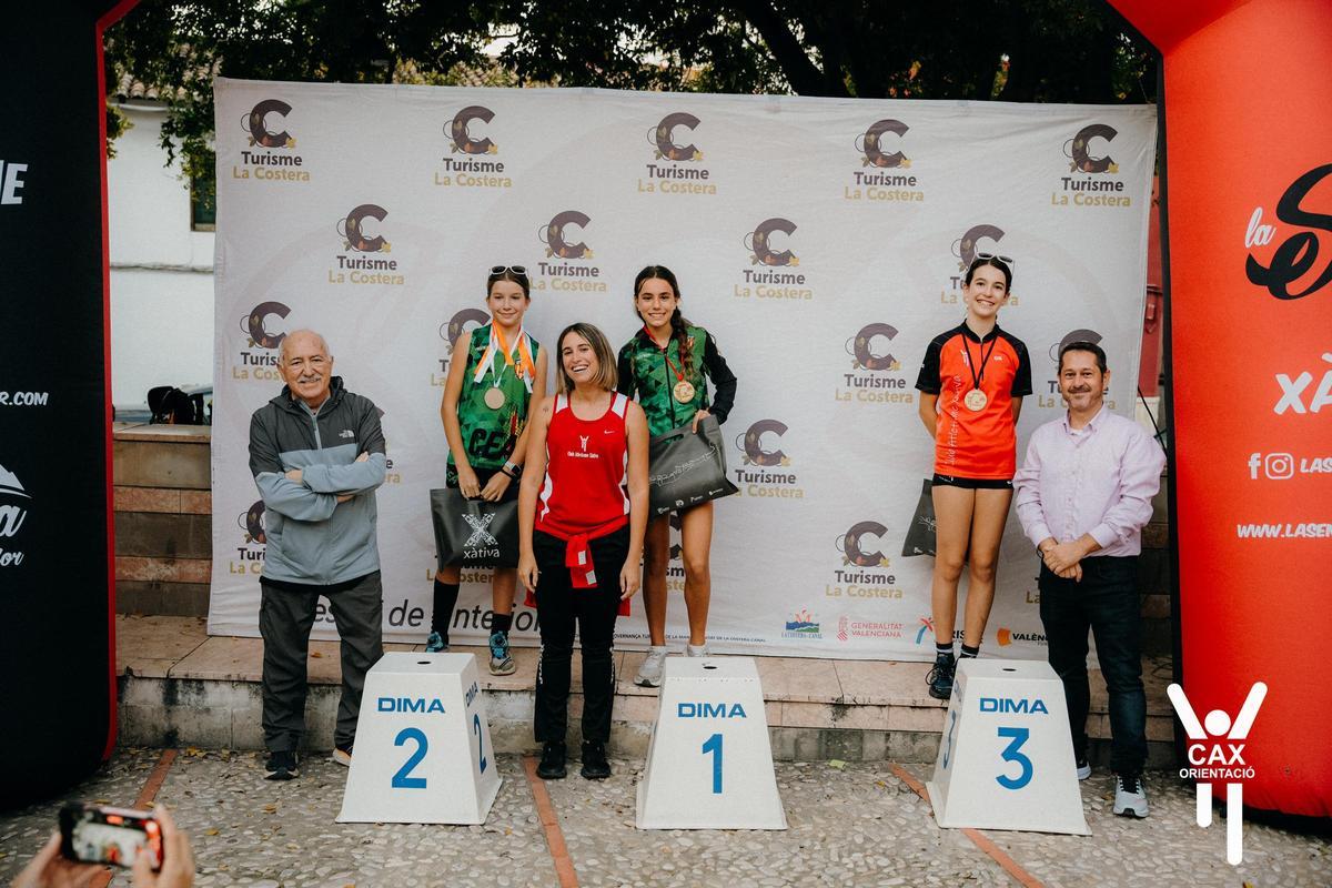Vera, del CAX Orientació, en el tercer puesto del podio del CAOS 2025 en Xàtiva.
